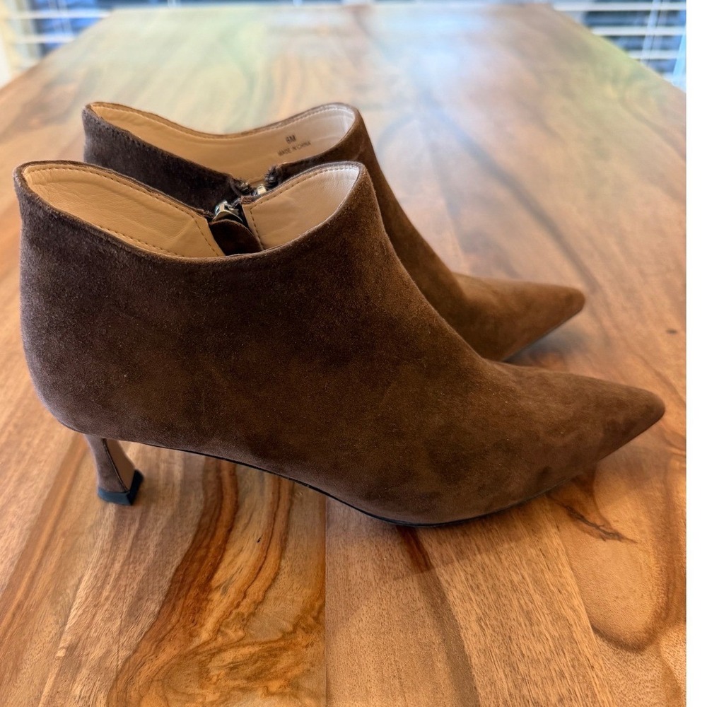 Pelle Moda Womens Brown Suede Pointed Toe Kitten Heel Ankle Booties Size 6M